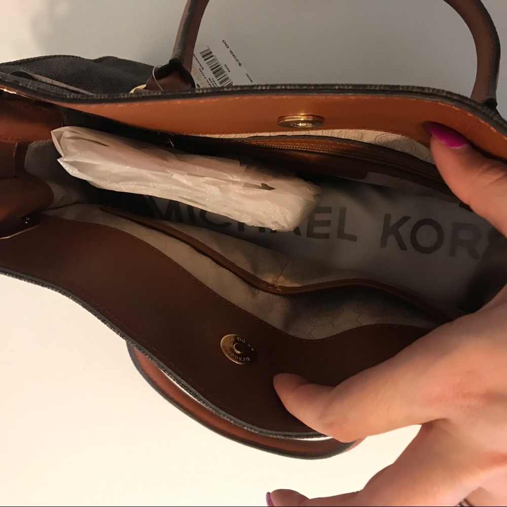 💯 authentic NWT Michael Kors Hamilton purse - Picture 6 of 6